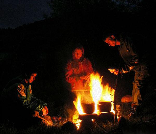 Люди на даче у костра