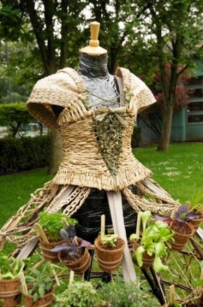 Одежда из растений для декора участка (2)